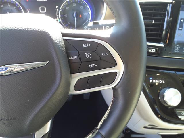 Photo of 2017 Dark Cordovan Pearlcoat Chrysler Pacifica