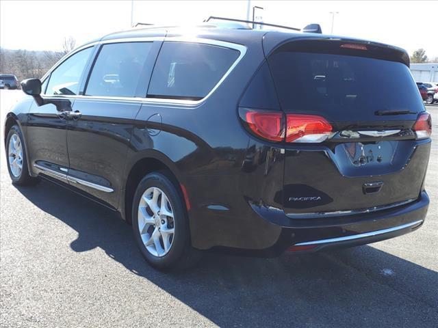 Photo of 2017 Dark Cordovan Pearlcoat Chrysler Pacifica