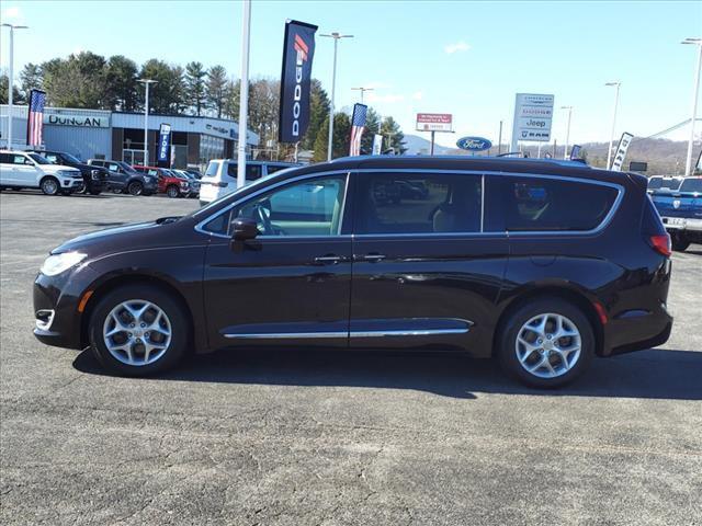Photo of 2017 Dark Cordovan Pearlcoat Chrysler Pacifica