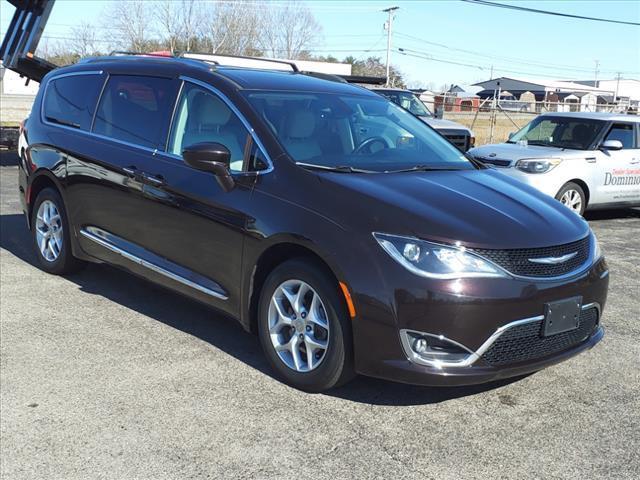 Photo of 2017 Dark Cordovan Pearlcoat Chrysler Pacifica