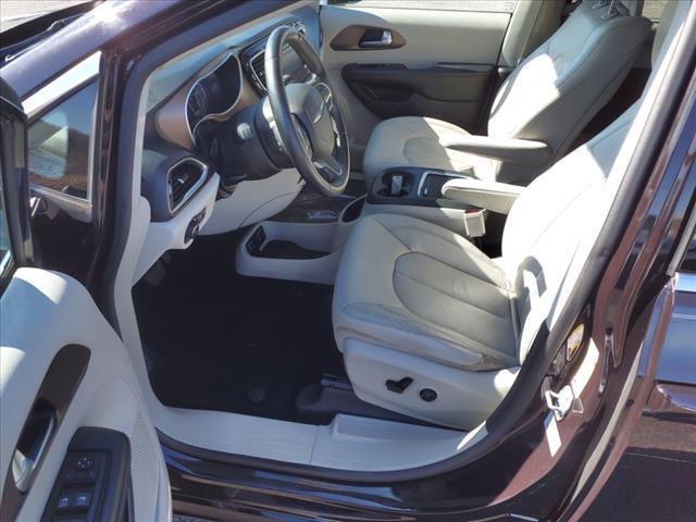 Photo of 2017 Dark Cordovan Pearlcoat Chrysler Pacifica