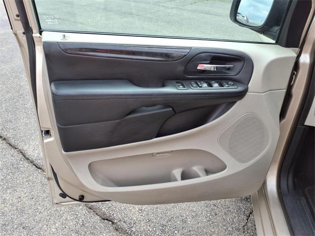 Photo of 2014 Cashmere/Sandstone Pearlcoat Dodge Grand Caravan