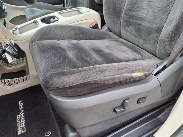 Photo of 2014 Cashmere/Sandstone Pearlcoat Dodge Grand Caravan