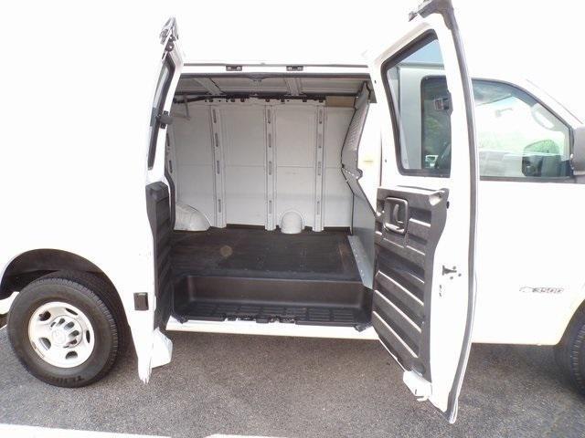 Photo of 2005 Summit White Chevrolet Express 3500