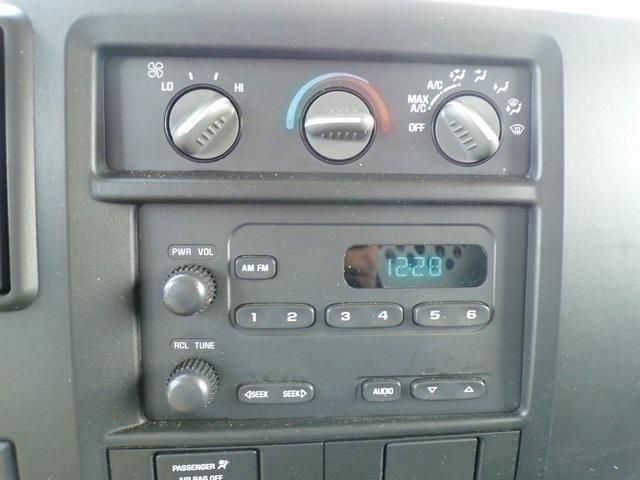 Photo of 2005 Summit White Chevrolet Express 3500