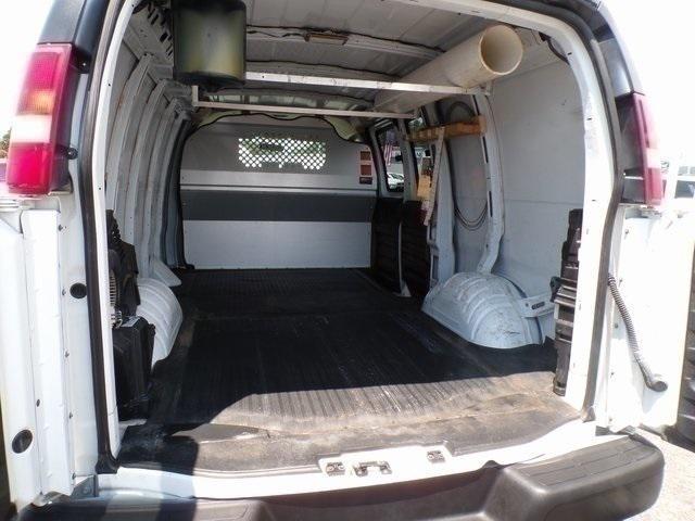 Photo of 2005 Summit White Chevrolet Express 3500