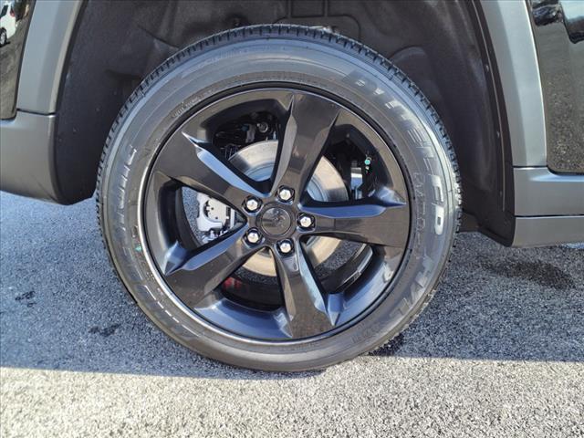 Photo of 2025 Diamond Black Crystal Pearlcoat Jeep Grand Cherokee