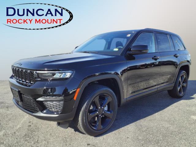 Photo of 2025 Diamond Black Crystal Pearlcoat Jeep Grand Cherokee