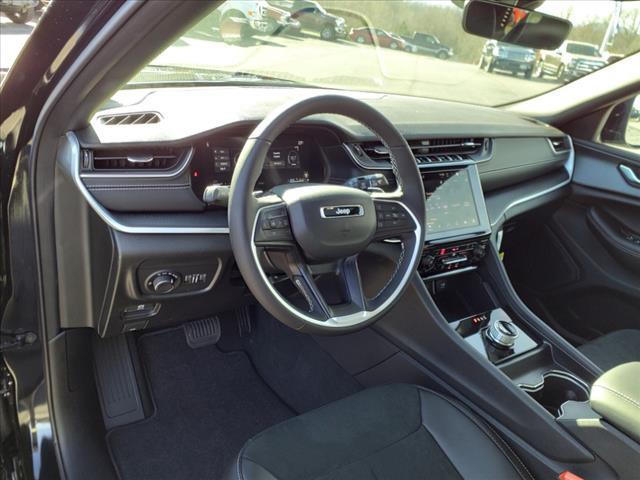 Photo of 2025 Diamond Black Crystal Pearlcoat Jeep Grand Cherokee