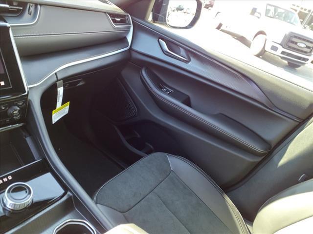 Photo of 2025 Diamond Black Crystal Pearlcoat Jeep Grand Cherokee