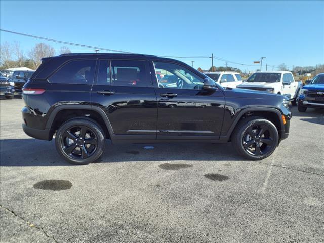 Photo of 2025 Diamond Black Crystal Pearlcoat Jeep Grand Cherokee