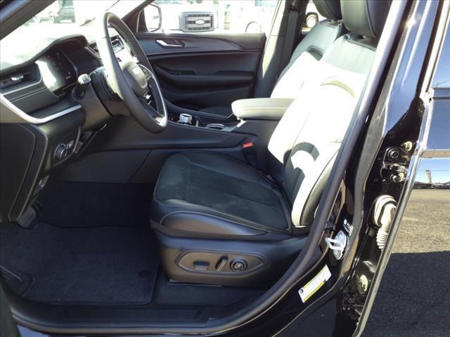 Photo of 2025 Diamond Black Crystal Pearlcoat Jeep Grand Cherokee