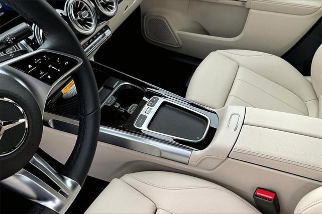 Photo of 2025 Polar White Mercedes-Benz GLB 250