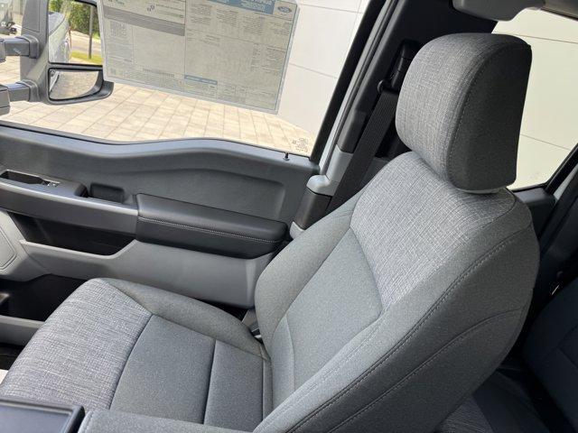 Photo of 2025 Oxford White Ford F-350