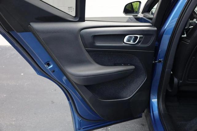 Photo of 2021 Bursting Blue Metallic Volvo XC40