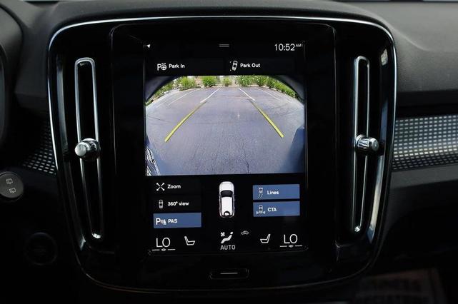 Photo of 2021 Bursting Blue Metallic Volvo XC40