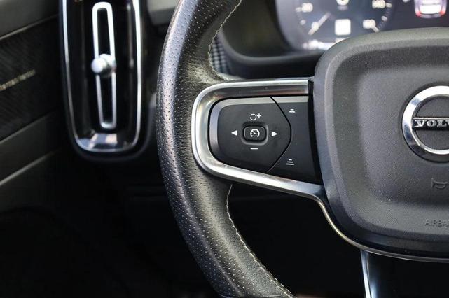 Photo of 2021 Bursting Blue Metallic Volvo XC40