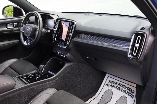 Photo of 2021 Bursting Blue Metallic Volvo XC40