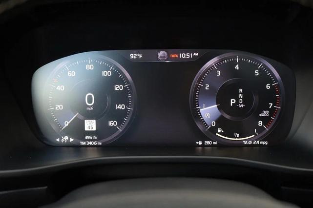 Photo of 2021 Bursting Blue Metallic Volvo XC40