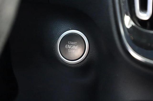 Photo of 2021 Bursting Blue Metallic Volvo XC40