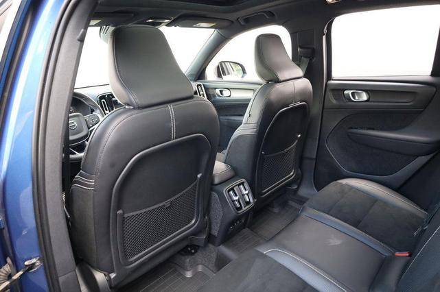 Photo of 2021 Bursting Blue Metallic Volvo XC40