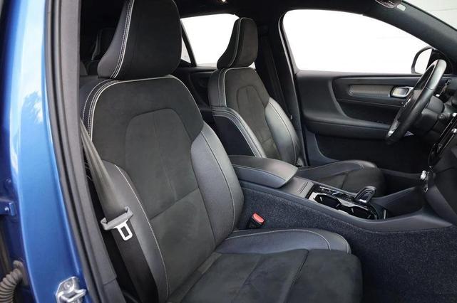 Photo of 2021 Bursting Blue Metallic Volvo XC40