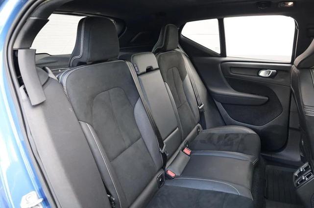 Photo of 2021 Bursting Blue Metallic Volvo XC40