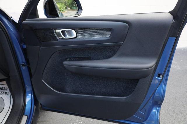 Photo of 2021 Bursting Blue Metallic Volvo XC40