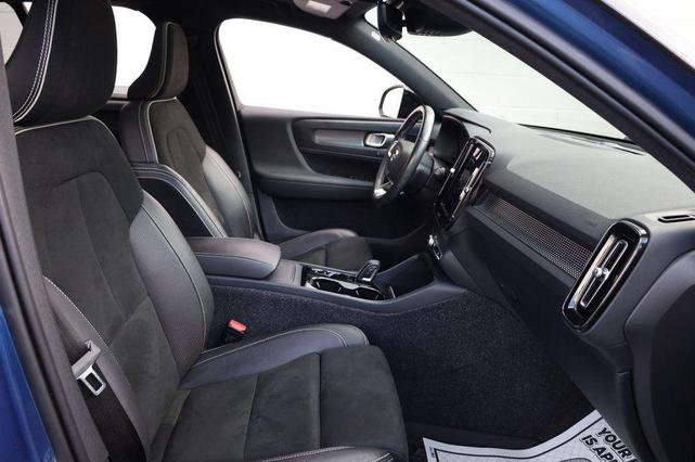 Photo of 2021 Bursting Blue Metallic Volvo XC40