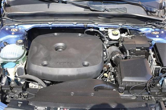 Photo of 2021 Bursting Blue Metallic Volvo XC40