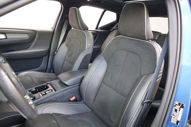 Photo of 2021 Bursting Blue Metallic Volvo XC40