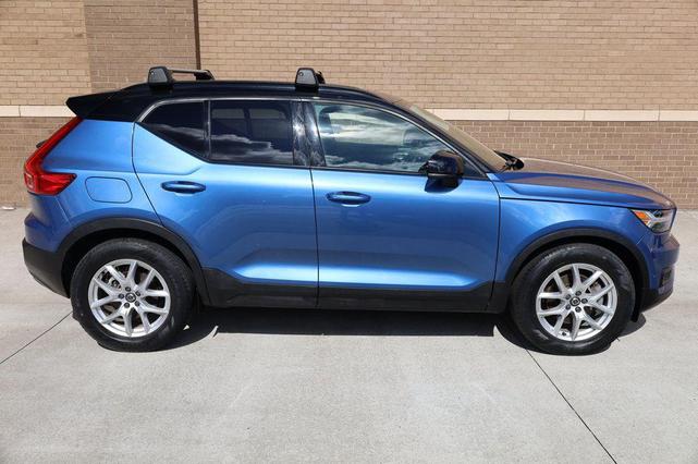 Photo of 2021 Bursting Blue Metallic Volvo XC40