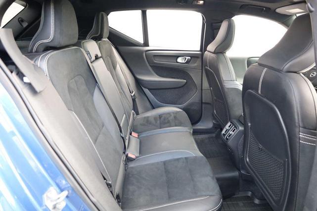 Photo of 2021 Bursting Blue Metallic Volvo XC40