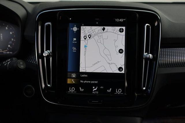 Photo of 2021 Bursting Blue Metallic Volvo XC40