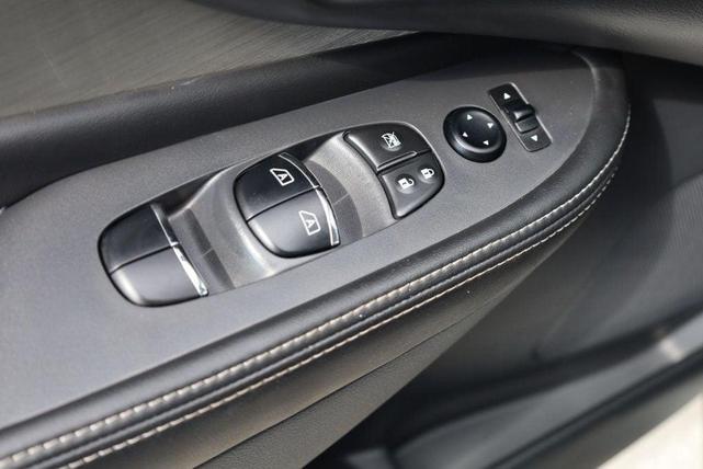 Photo of 2018 Pearl White Nissan Murano