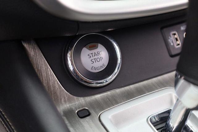 Photo of 2018 Pearl White Nissan Murano