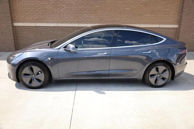 Photo of 2019 Midnight Silver Metallic Tesla Model 3