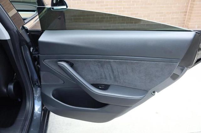 Photo of 2019 Midnight Silver Metallic Tesla Model 3