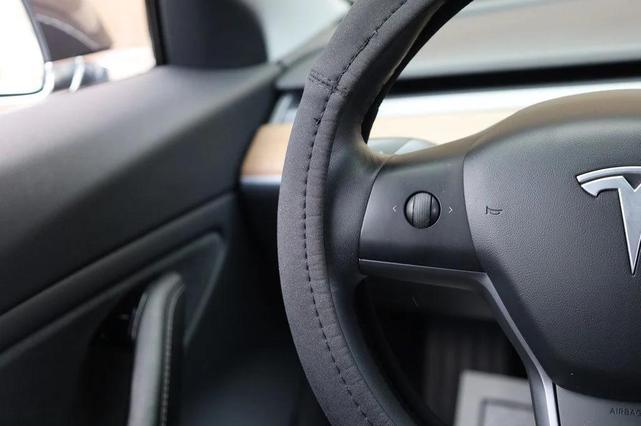 Photo of 2019 Midnight Silver Metallic Tesla Model 3