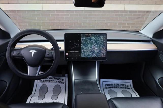 Photo of 2019 Midnight Silver Metallic Tesla Model 3