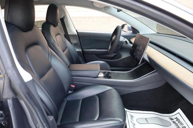 Photo of 2019 Midnight Silver Metallic Tesla Model 3