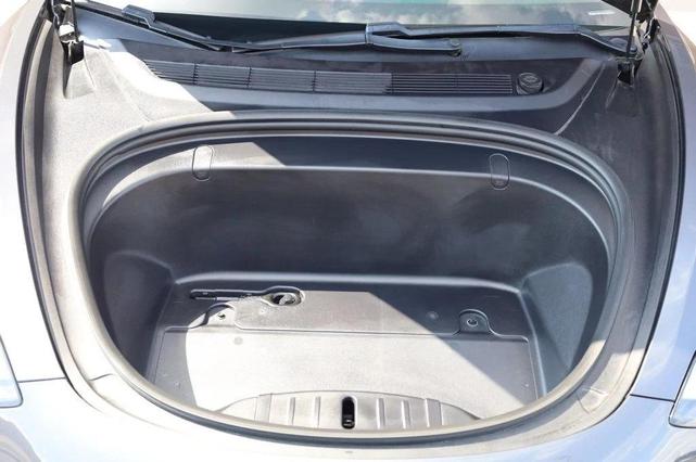 Photo of 2019 Midnight Silver Metallic Tesla Model 3