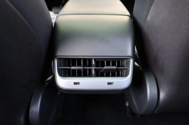 Photo of 2019 Midnight Silver Metallic Tesla Model 3