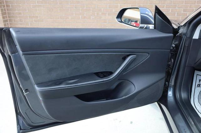 Photo of 2019 Midnight Silver Metallic Tesla Model 3