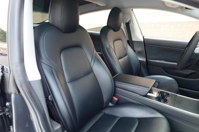 Photo of 2019 Midnight Silver Metallic Tesla Model 3