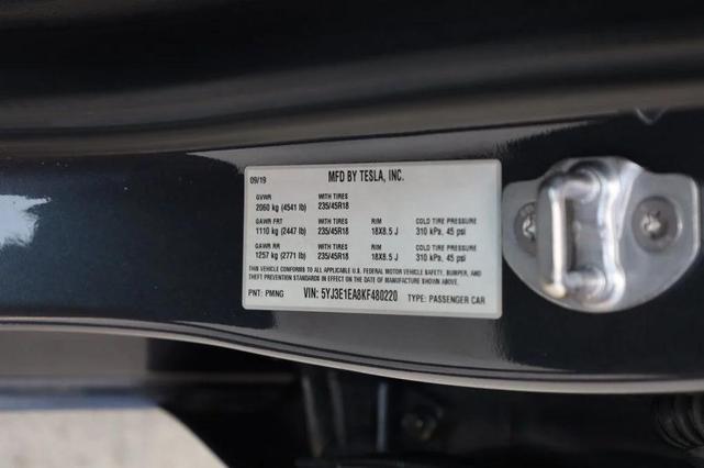 Photo of 2019 Midnight Silver Metallic Tesla Model 3