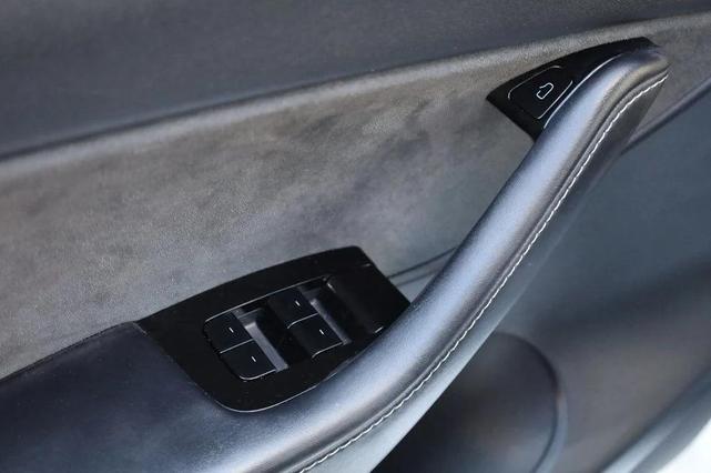 Photo of 2021 Pearl White Multi-Coat Tesla Model Y