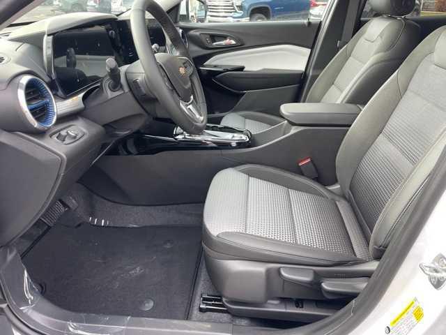 Photo of 2025 Summit White Chevrolet Trax