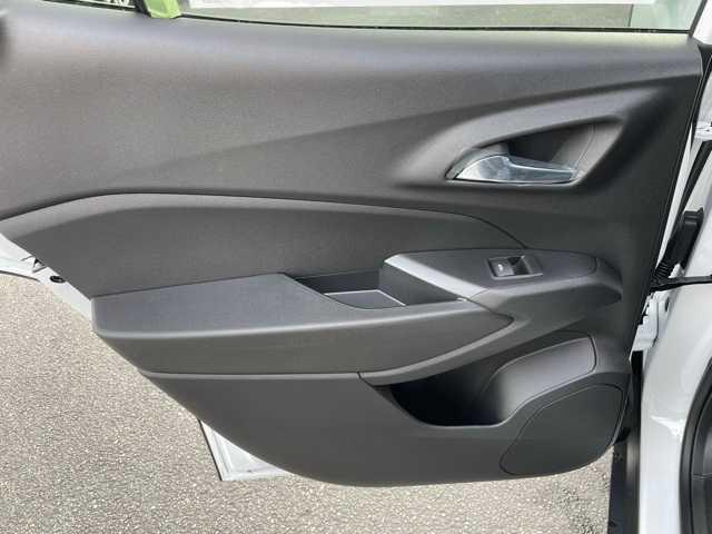Photo of 2025 Summit White Chevrolet Trax