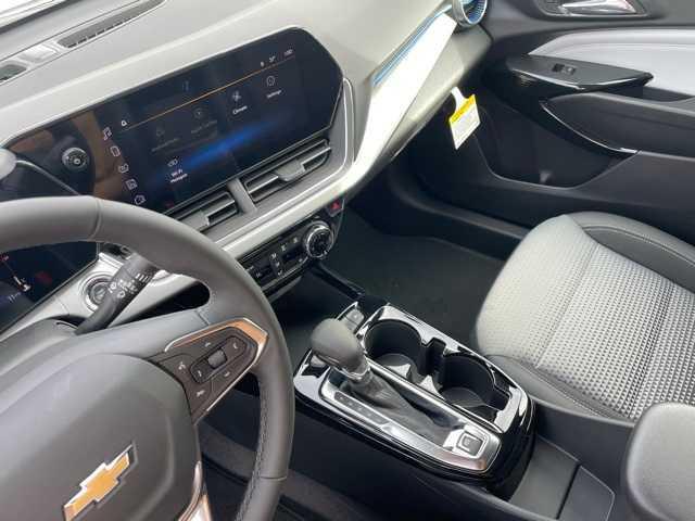 Photo of 2025 Summit White Chevrolet Trax